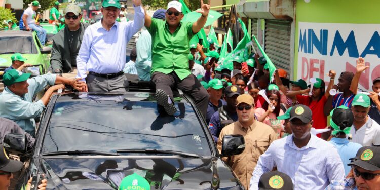 Leonel recibe gran apoyo en barrios y calles de Montecristi y Dajabón