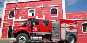 911 entrega segundo camión de última generación al Cuerpo de Bomberos de La Vega