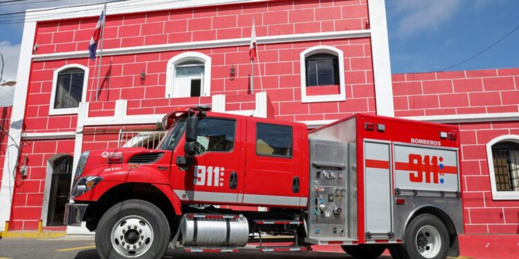 911 entrega segundo camión de última generación al Cuerpo de Bomberos de La Vega