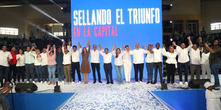 Carolina Mejía: "Por amor a SD, Guillermo senador y por amor a RD yo voto por Luis"