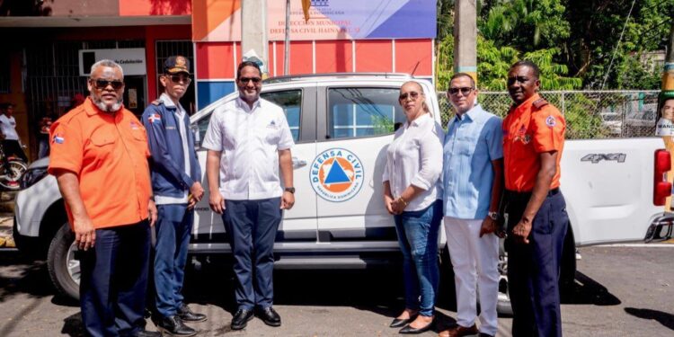 Gobierno entrega una ambulancia al Hospital Municipal Barsequillo y una camioneta a la Defensa Civil, en Haina