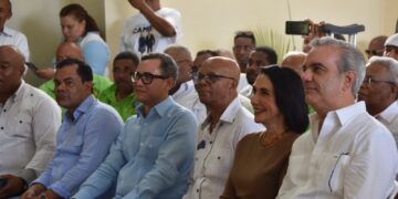 Luís Abinader juramenta movimiento Taxistas Turísticos con Luís