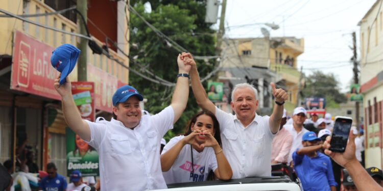 José Paliza encabeza multitudinaria marcha caravana en Santo Domingo Norte
