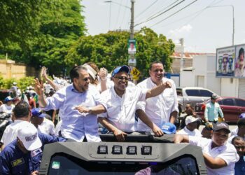 Guillermo Moreno recibe apoyo de  capitaleños en caravana de cierre del PRM y aliados