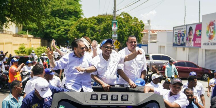 Guillermo Moreno recibe apoyo de  capitaleños en caravana de cierre del PRM y aliados