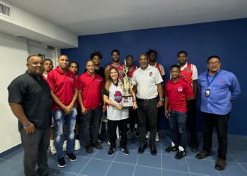 Club de Villa Francisca entrega trofeo de campeonato a Carolina Mejía