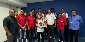 Club de Villa Francisca entrega trofeo de campeonato a Carolina Mejía