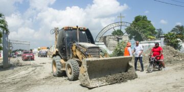 ASDN realiza operativo de limpieza en la carretera que conduce al vertedero de Duquesa