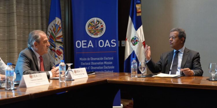 Leonel se reúne con Misión de la OEA y llama a estar vigilante a compra de cédulas