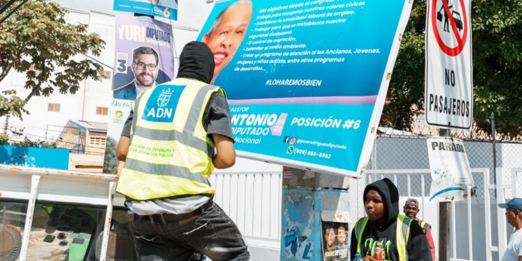 ADN retira propaganda política de las calles del Distrito Nacional