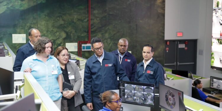 Funcionarios de EEUU conocen nueva tecnología del 911