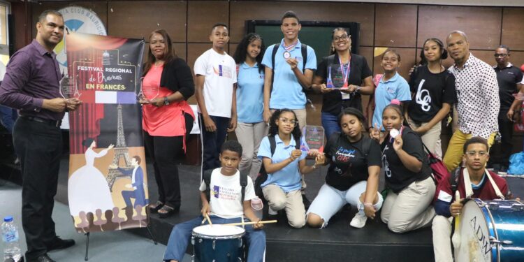 Estudiantes de la Regional 15 brillan con sus talentos en Festival Dramas en francés