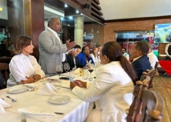 Tony Peña Guaba reunido con más de 30 legisladores