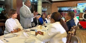 Tony Peña Guaba reunido con más de 30 legisladores