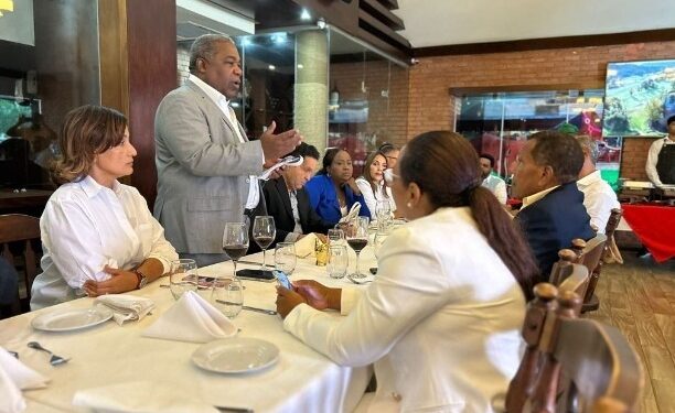 Tony Peña Guaba reunido con más de 30 legisladores