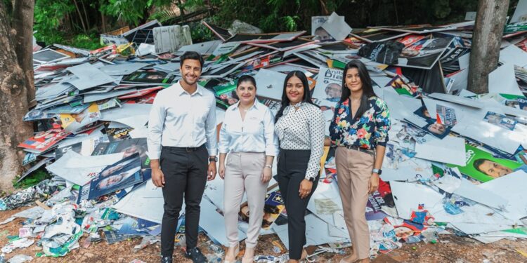 ADN dona afiches políticos retirados a Fundación Botellas de Amor para reciclaje