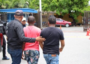 Un hombre y un menor detenidos por posesión de dos paquetes de presunta cocaína en el Capotillo