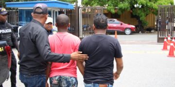 Un hombre y un menor detenidos por posesión de dos paquetes de presunta cocaína en el Capotillo