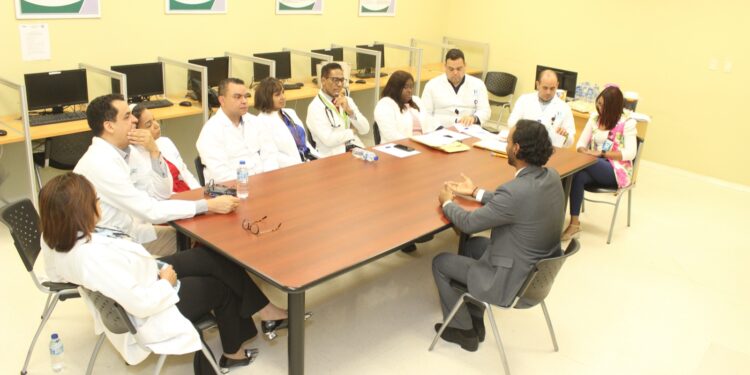 Ney Arias Lora entrevista más de 85 médicos para optar residencias médicas y subespecialidades