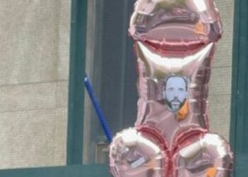 Globos con forma de pene sobrevuelan la corte donde se juzga a Donald Trump