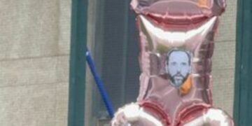 Globos con forma de pene sobrevuelan la corte donde se juzga a Donald Trump