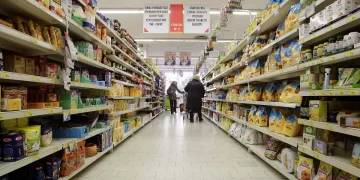 Niño de once años roba más de 6 mil euros de la caja de un supermercado en Italia