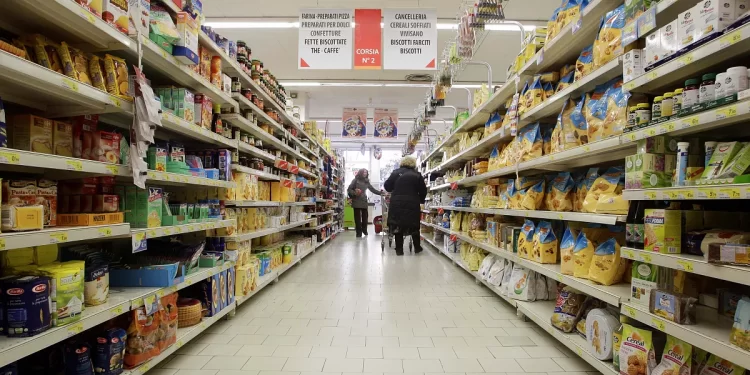 Niño de once años roba más de 6 mil euros de la caja de un supermercado en Italia