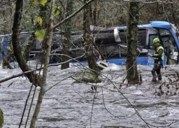 Al menos tres muertos al caer un autobús desde un puente en Rusia