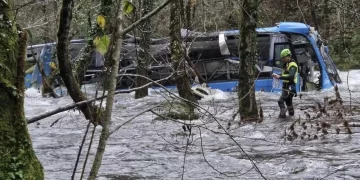 Al menos tres muertos al caer un autobús desde un puente en Rusia