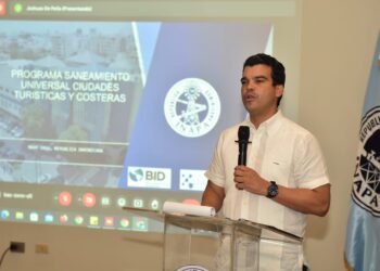 Arnaud socializa en consulta pública solución a problema de drenaje sanitario en La Romana