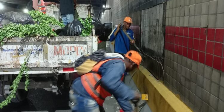 Cae parte de la cerámica decorativa del túnel de la 27 de Febrero