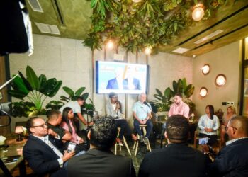 Senador Antonio Taveras conversa con la prensa de SDE