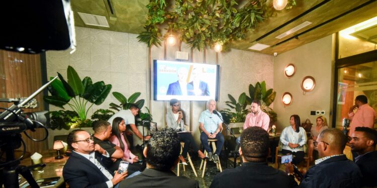 Senador Antonio Taveras conversa con la prensa de SDE