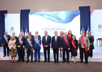 Canciller Roberto Álvarez impone condecoración a 19 embajadores dominicanos por su trayectoria diplomática  