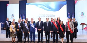 Canciller Roberto Álvarez impone condecoración a 19 embajadores dominicanos por su trayectoria diplomática  