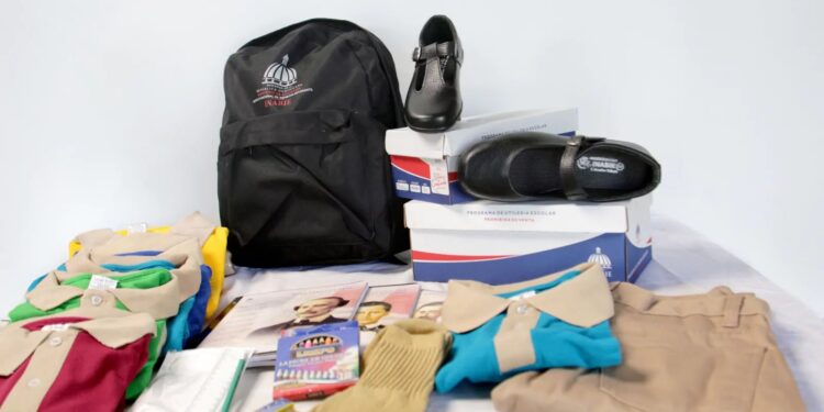 INABIE reitera a directores de escuelas que deben entregar kits escolares completos