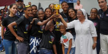 Talentosos estudiantes de la Regional 15 triunfan en competencia de robótica