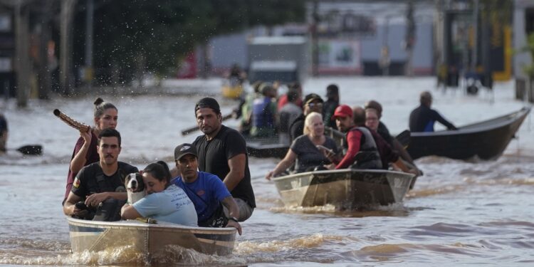 96 muertos, millón y medio de damnificados y pronostican más lluvias en Brasil