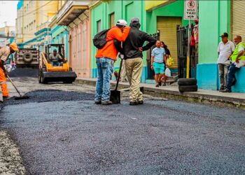 Alcalde Ulises Rodríguez cumple promesa de asfaltado y bacheo de calles en Santiago