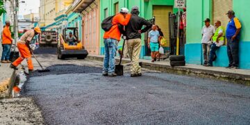 Alcalde Ulises Rodríguez cumple promesa de asfaltado y bacheo de calles en Santiago