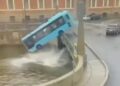 Al menos tres personas perdieron la vida tras caer autobús en un río en Rusia