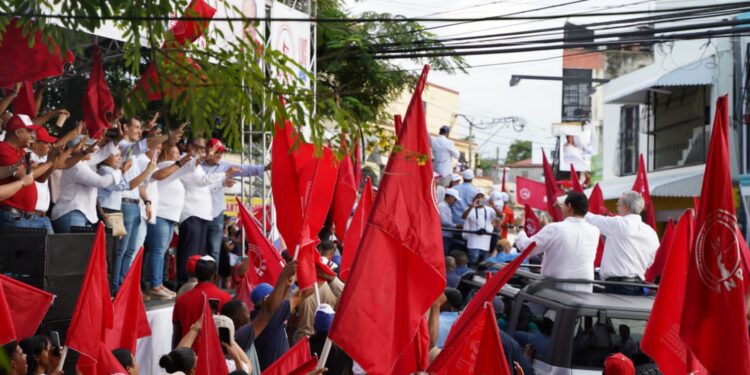 Movimiento Balagueristas Auténticos en las calles con candidato Luis Abinader