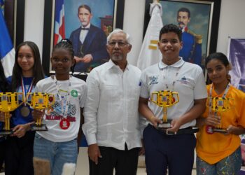Minerd reconoce a estudiantes ganadores de competencia de robótica First Lego League 2024