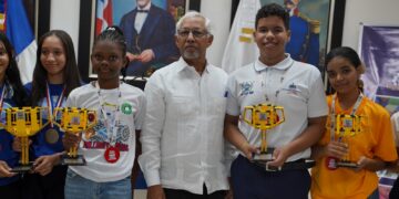 Minerd reconoce a estudiantes ganadores de competencia de robótica First Lego League 2024