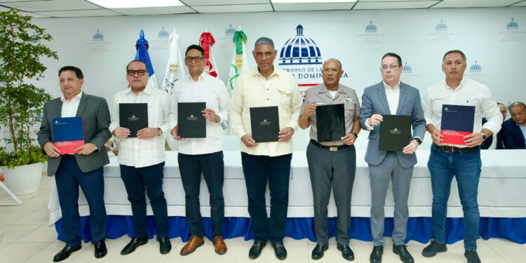 Director PN participa en firma convenio integración de cámaras sector privado al sistema 911