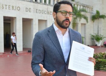 Yuri Enrique deposita solicitud ante el Consejo Nacional de Educación para que incluya la Moral y Cívica