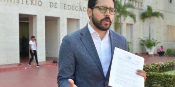 Yuri Enrique deposita solicitud ante el Consejo Nacional de Educación para que incluya la Moral y Cívica