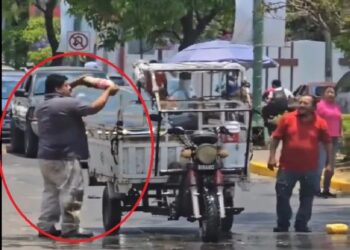 Hombre apaga incendio de motocicleta con un refresco de 3 litros