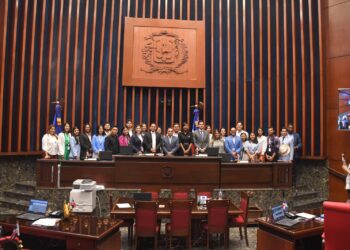 Observadores electorales de seis países Latinos visitan al Senado dominicano