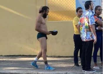 Hombre acude a votar en ropa interior en Higüey